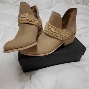 Kaanas Ra Ankle Bootie Macadamia
